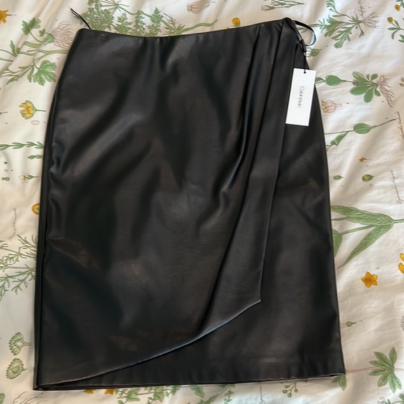 NWT Calvin Klein Faux Leather Skirt - size 6 - Picture 3 of 5